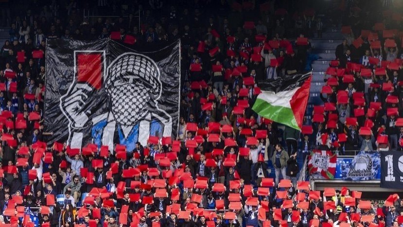 Foto show red card to Israel